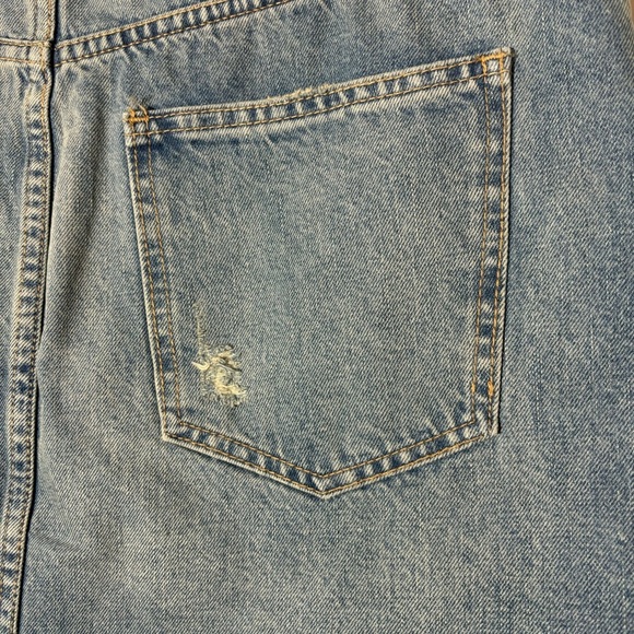 ❤️2/$15 or 3/$21❤️ Gap Medium Wash Distressed Denim Skirt, Size 31 - Picture 5 of 12